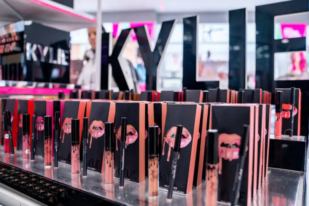 kylie jenner looks to buy make majority stake in kylie cosmetics, Laboratoire cosmétique Maroc