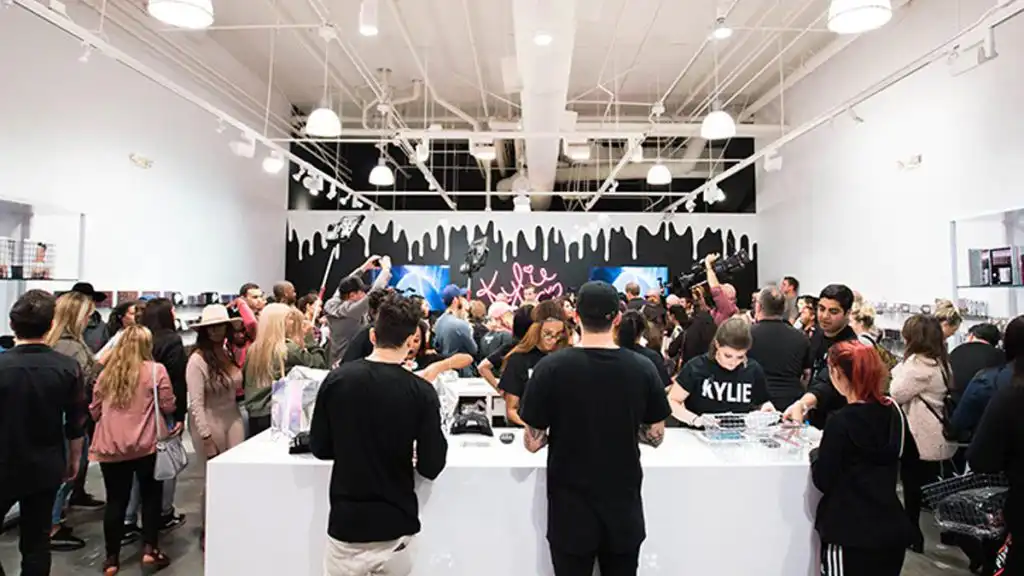 kylie jenner pop up crowd, Laboratoire cosmétique Maroc