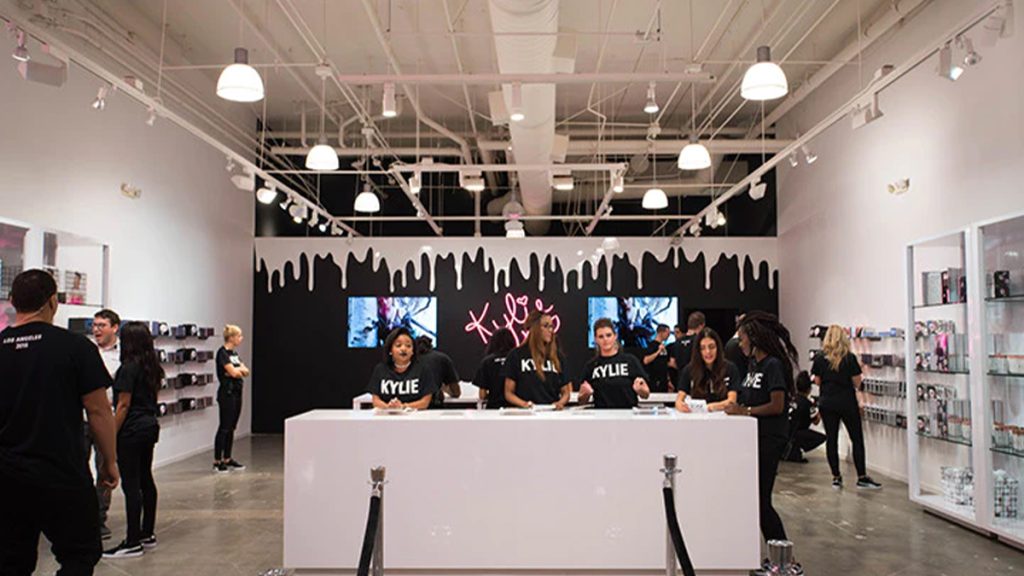 kylie jenner popup staff, Laboratoire cosmétique Maroc